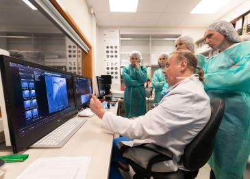 “Mēness aptiekas” farmaceiti vēro sirds operāciju Latvijas Kardioloģijas centrā